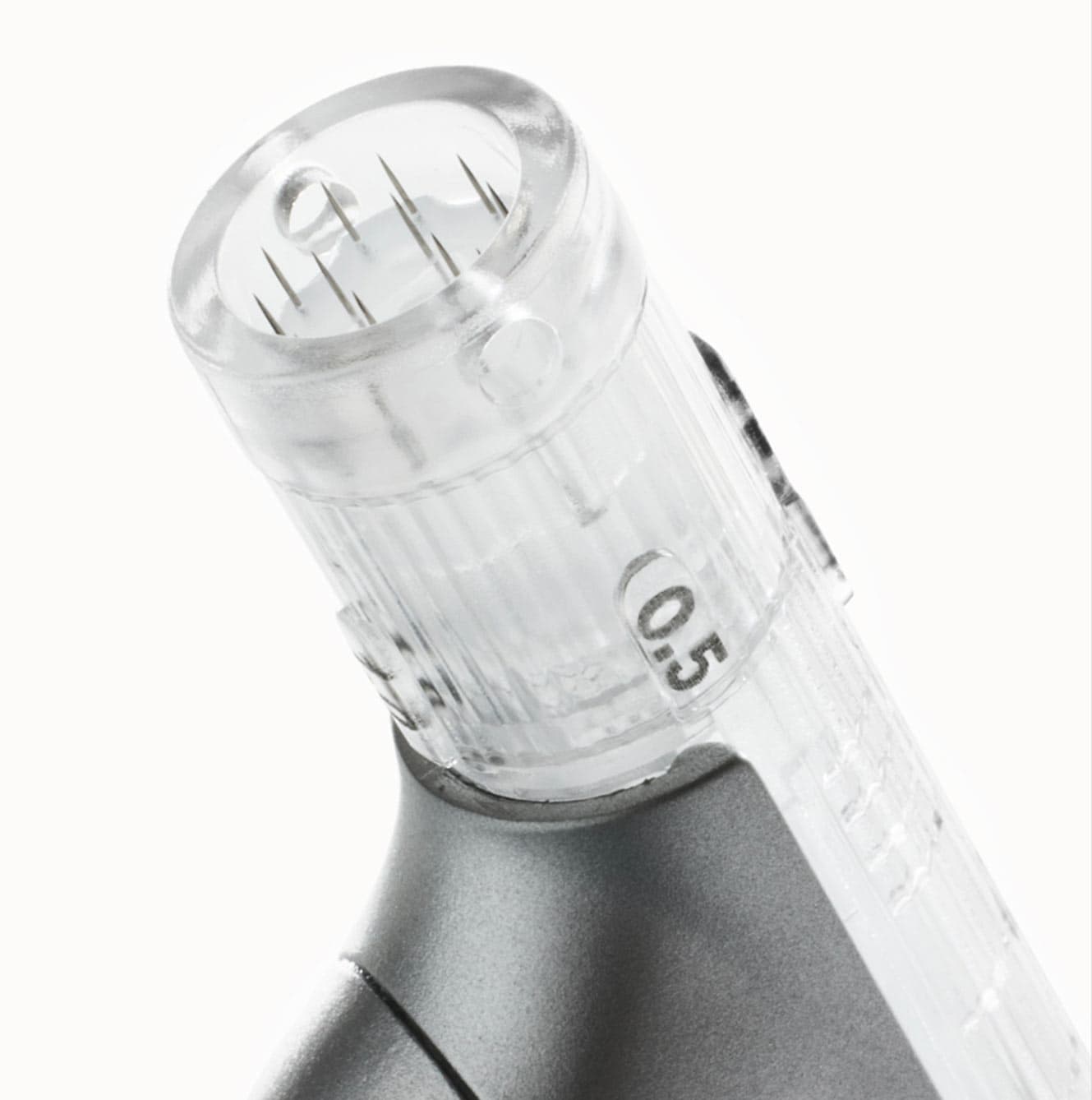 Kosmetikerin bei der Microneedling Behandlung